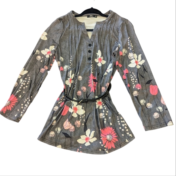 Small grey, pink and white floral top - Picture 2 of 7